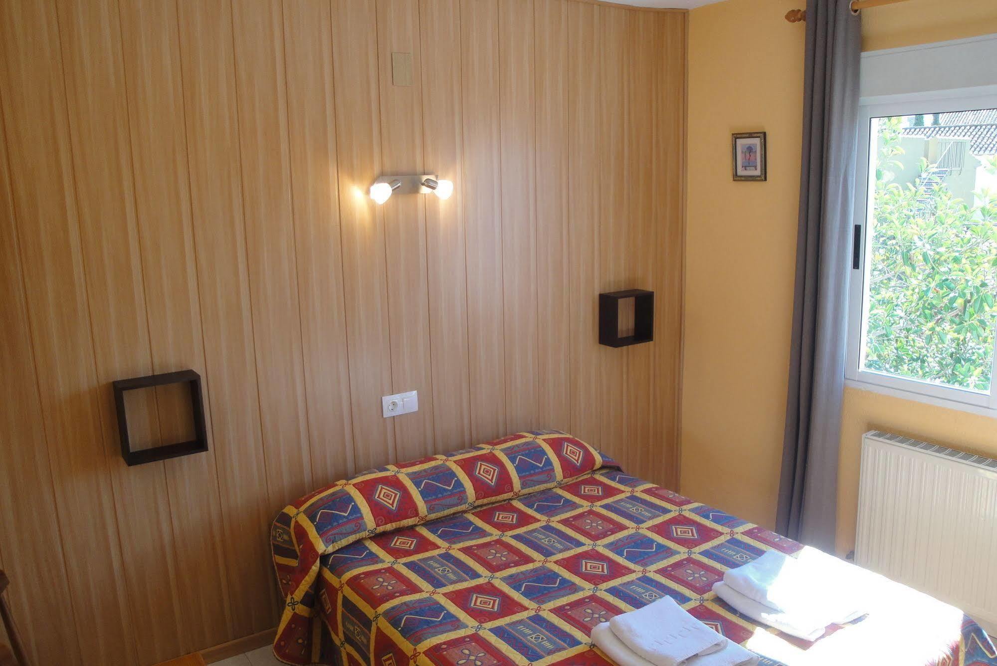 Hostal Cristina Denia Bagian luar foto
