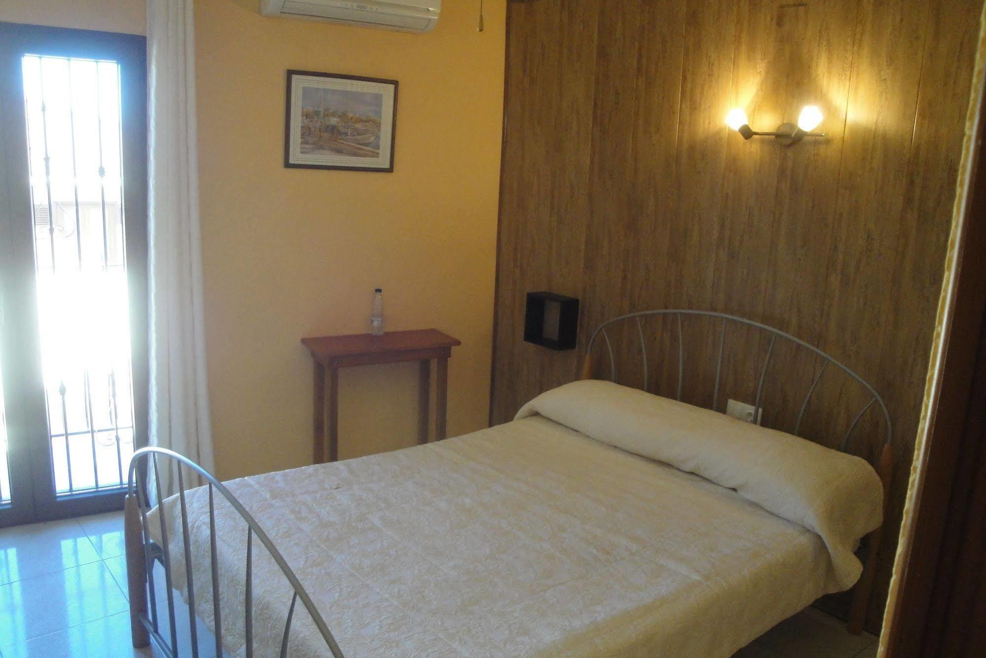 Hostal Cristina Denia Bagian luar foto
