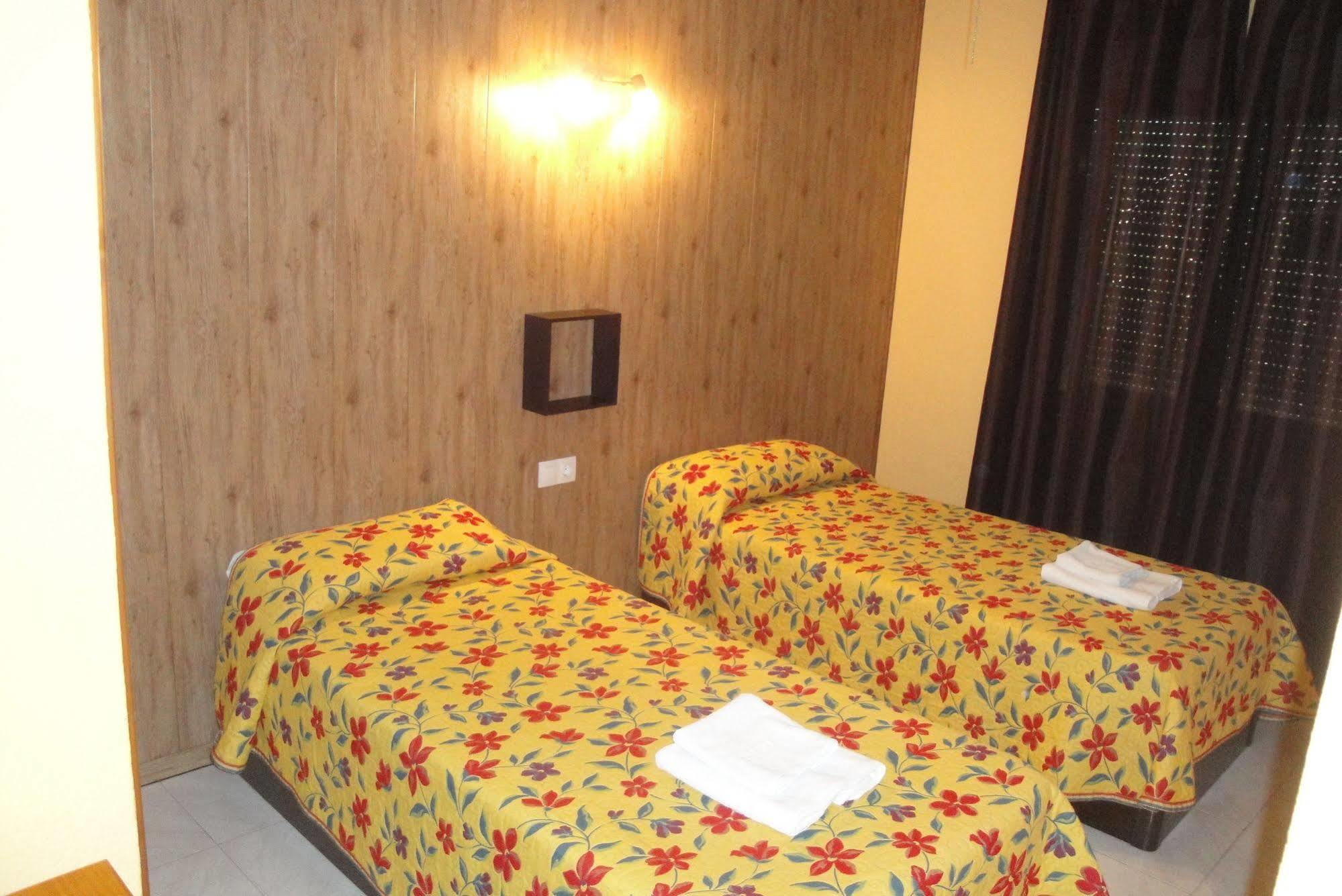Hostal Cristina Denia Bagian luar foto