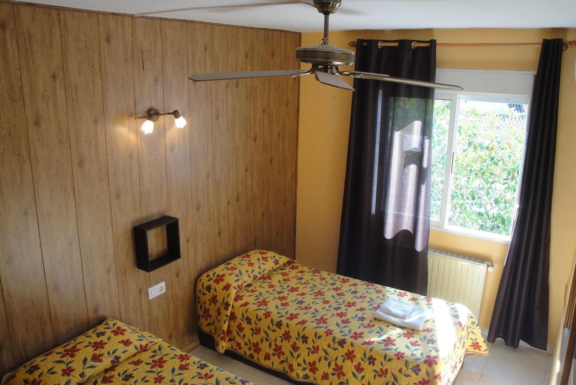 Hostal Cristina Denia Bagian luar foto