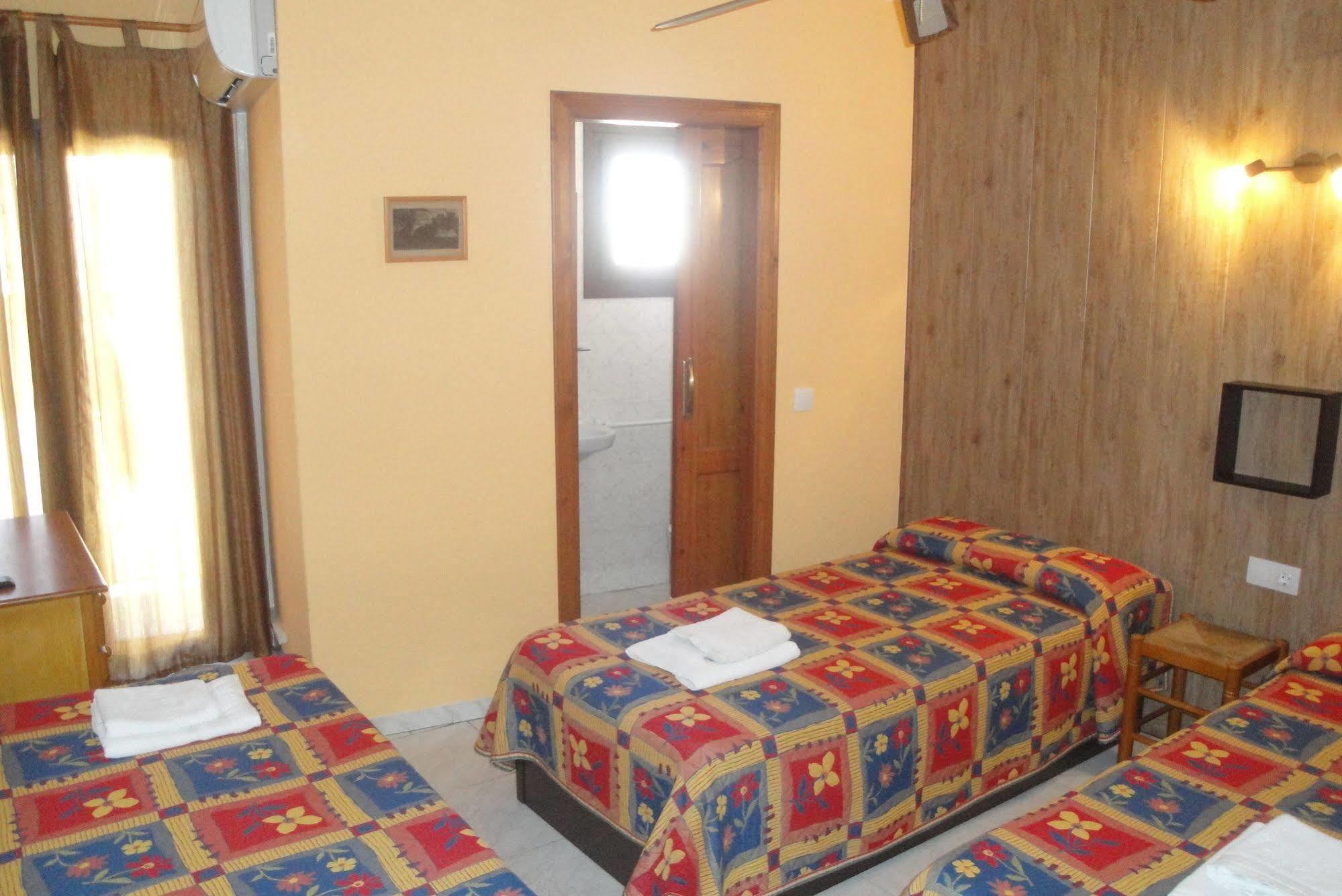 Hostal Cristina Denia Bagian luar foto