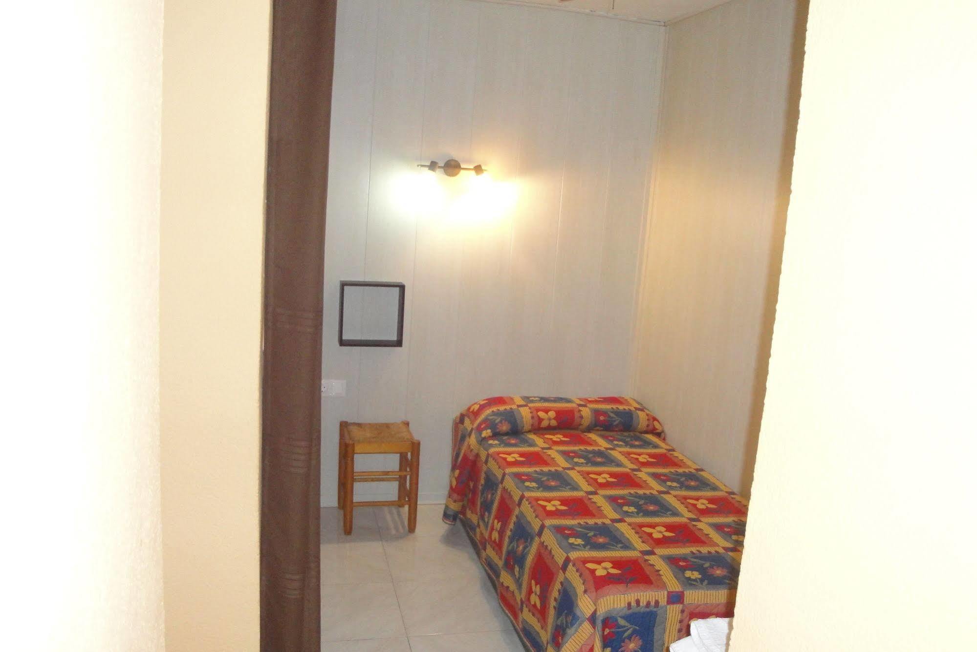 Hostal Cristina Denia Bagian luar foto