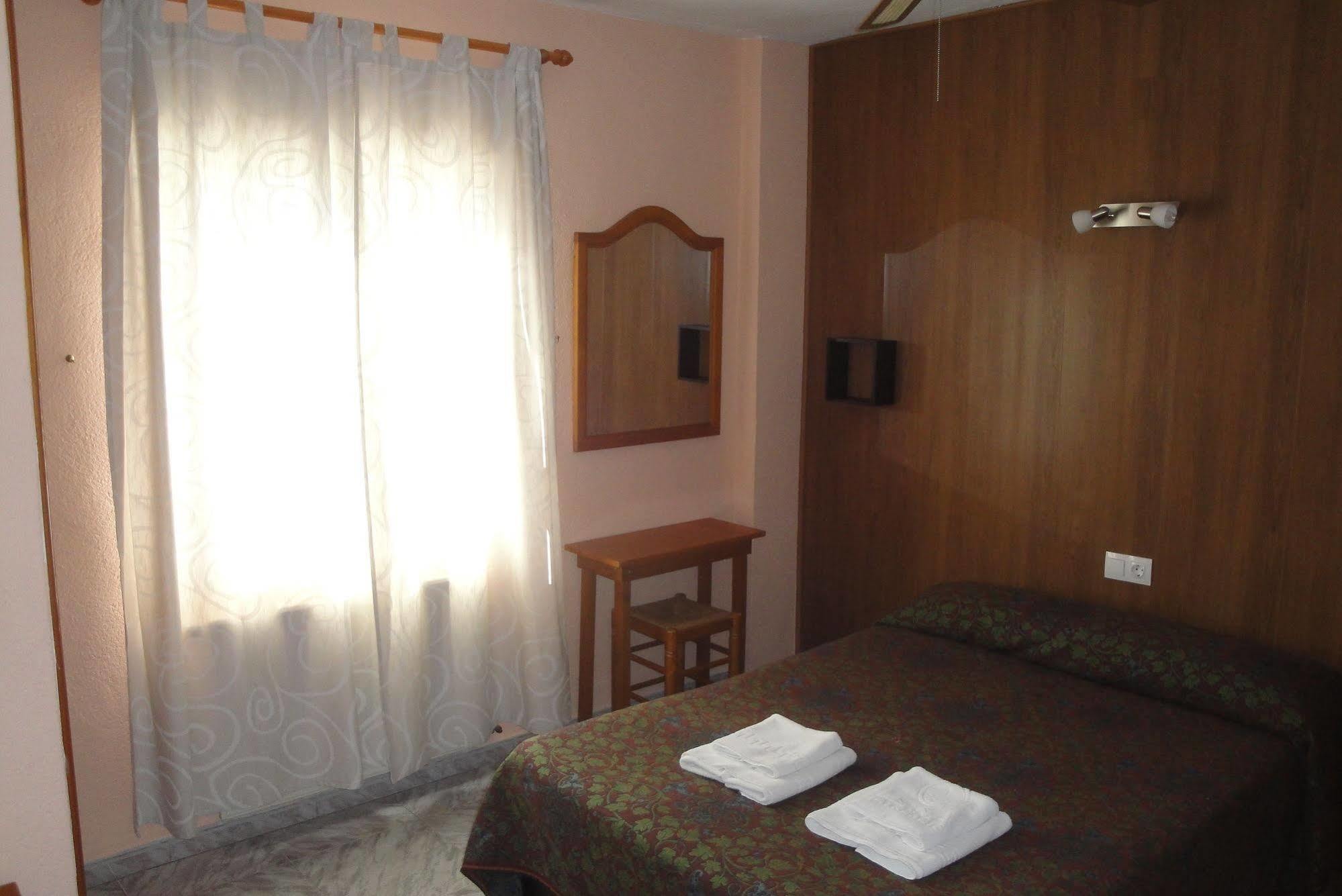 Hostal Cristina Denia Bagian luar foto